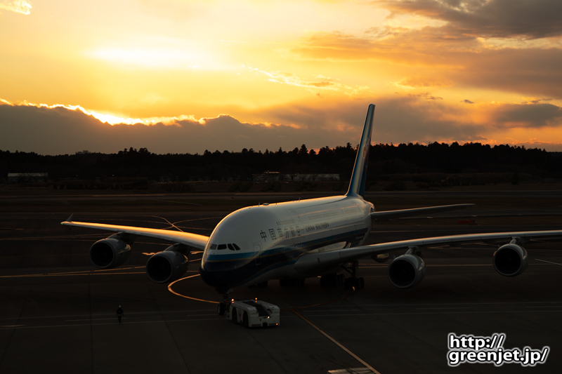 成田で飛行機～怪鳥の右を照らす美しい夕陽