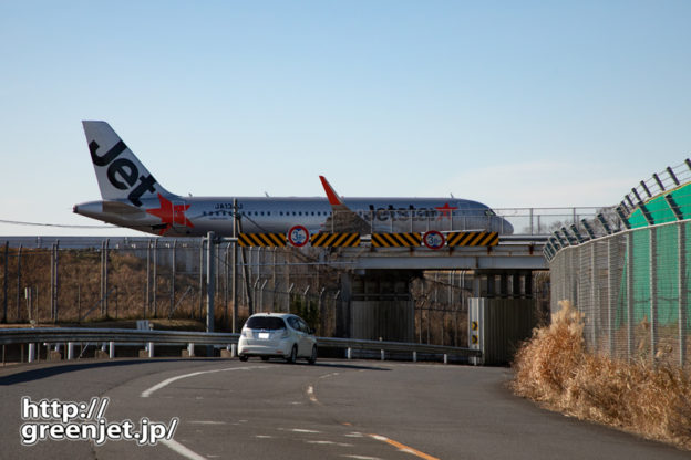 成田で飛行機～ココを飛行機が通ると、おっ！