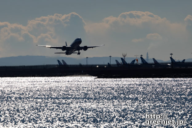 羽田で飛行機～城南島からギラギラ海を前景に
