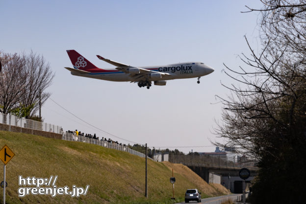 成田で飛行機～逆光のジャンボがむしろ美しい