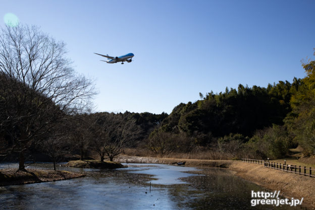 成田で飛行機～池と青いオランダの飛行機