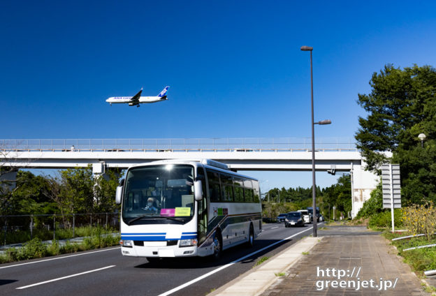 成田で飛行機～歩道からバスの向こうに飛行機