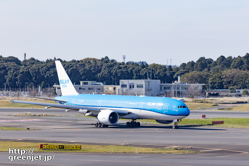 成田で飛行機～やっぱこの青い飛行機だぜ