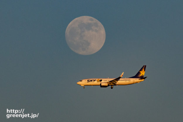 羽田で飛行機～白い満月との絶妙な距離感
