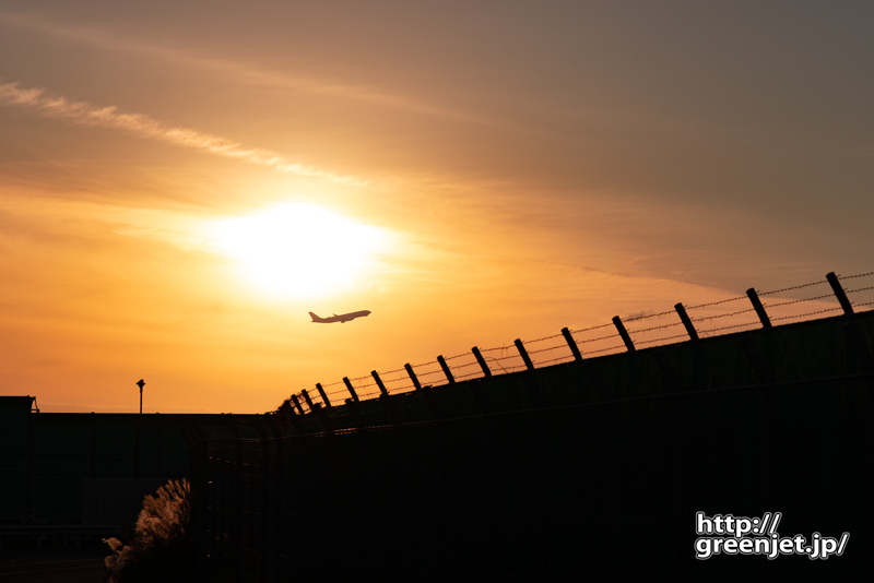 成田で飛行機～塀の向こうの夕景と飛行機