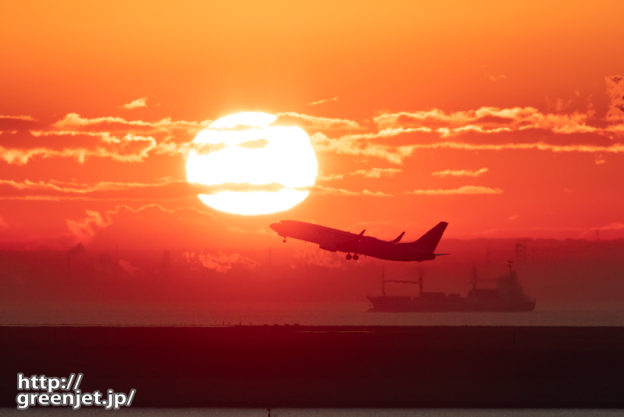 羽田で飛行機～いい感じで朝焼けに雲と船