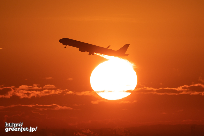 羽田で飛行機～朝焼けと美しいブラスト