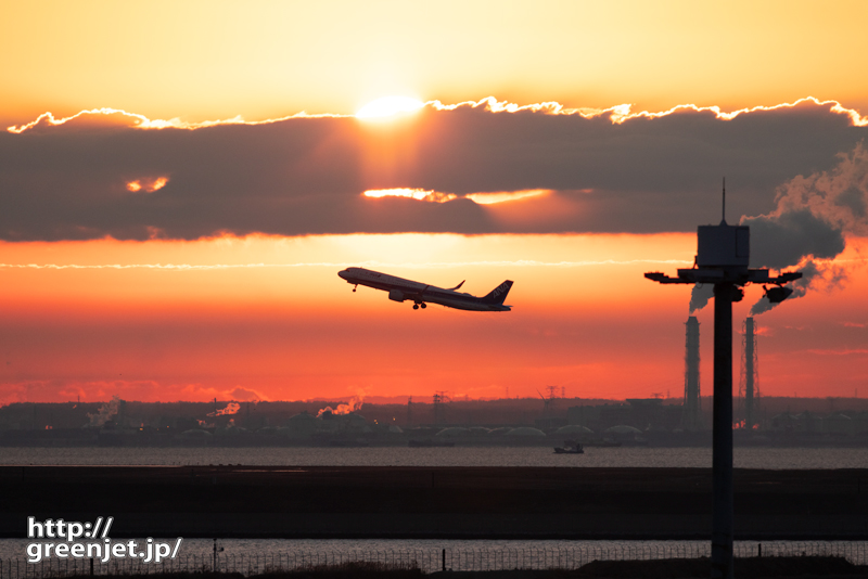 羽田で飛行機～強烈な朝日とグラデーション