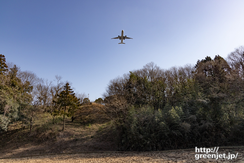 成田で飛行機～山の向こうから飛行機