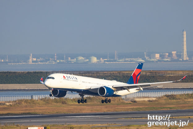 羽田で飛行機～海をバックにデルタのA350