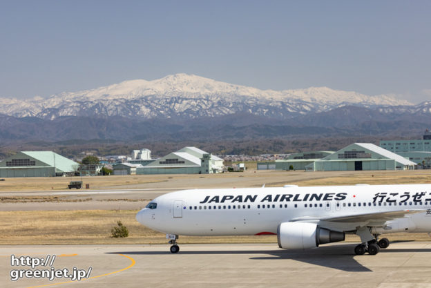 小松で飛行機～飛行機の横顔と雪山