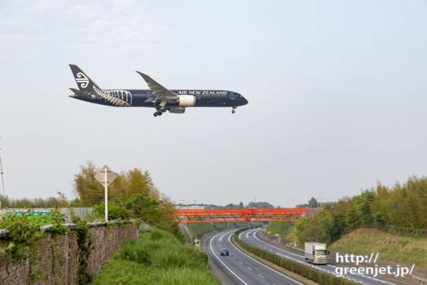 成田で飛行機～高速道路上をオールブラックス