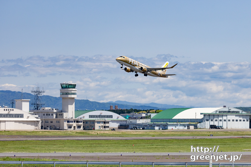 名古屋で飛行機～管制塔とゴールドの飛行機