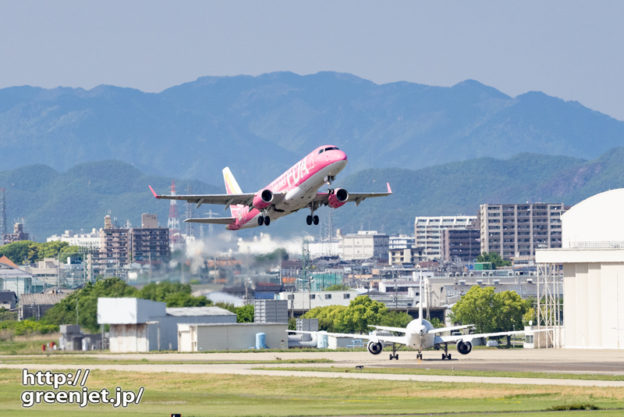 名古屋で飛行機～市街地を背景に上昇する