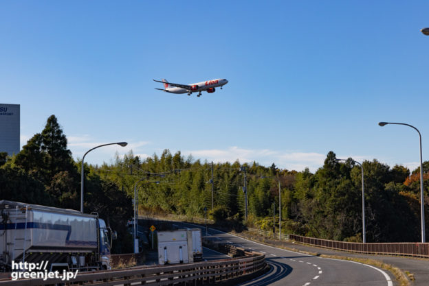 成田で飛行機～うねる道の上に