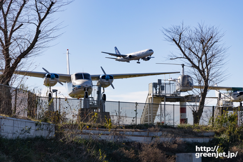 成田で飛行機～展示機の上を行く飛行機もいい
