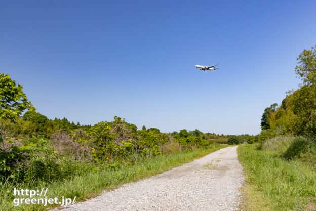 成田で飛行機～ローカル遊歩道に降りてくる