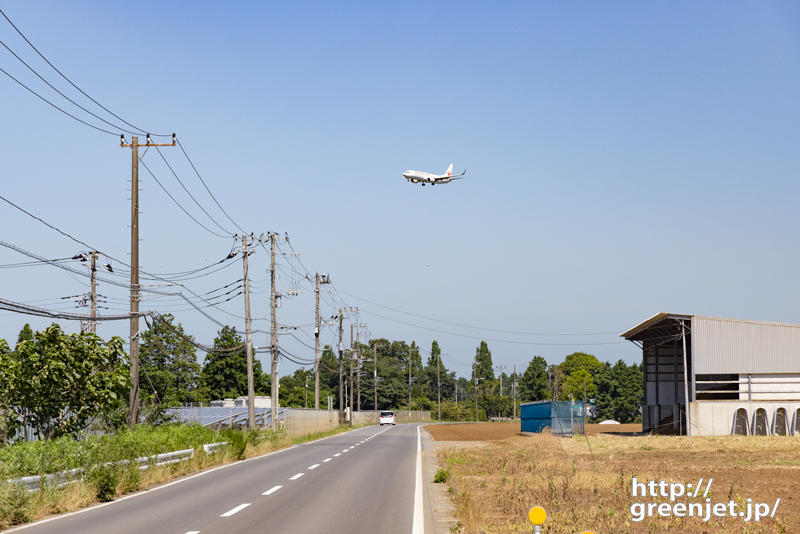 成田で飛行機～長い一本道の向こうに飛行機