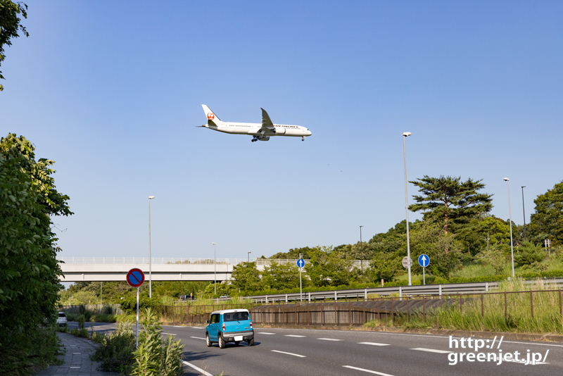 成田で飛行機～空港通り上を横切るB787