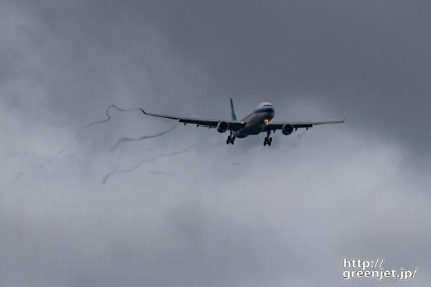 成田で飛行機～ベイパー沢山引きずってきた