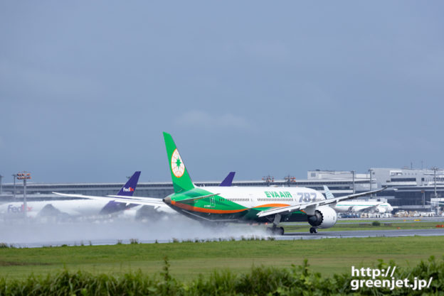 成田で飛行機～この水しぶきが美しい