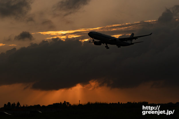 成田で飛行機～雨雲と強烈な光芒