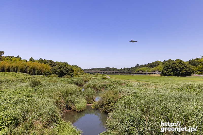 成田で飛行機～クネクネ川の上を飛行機