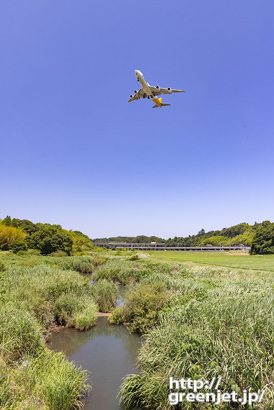 成田で飛行機～クネクネ川の上を飛行機