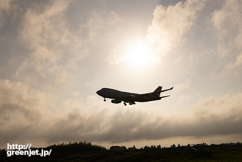 成田で飛行機～太陽にジャンボの影