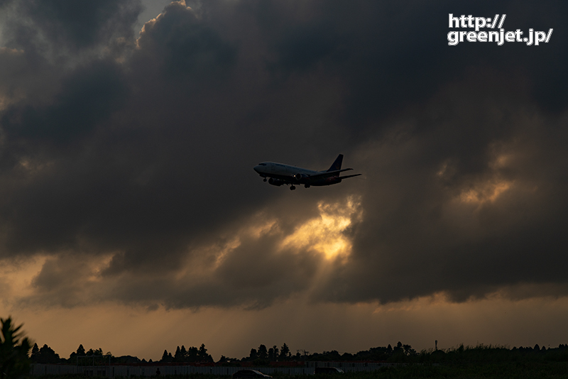 成田で飛行機～分厚い雲と光芒の上を飛行機