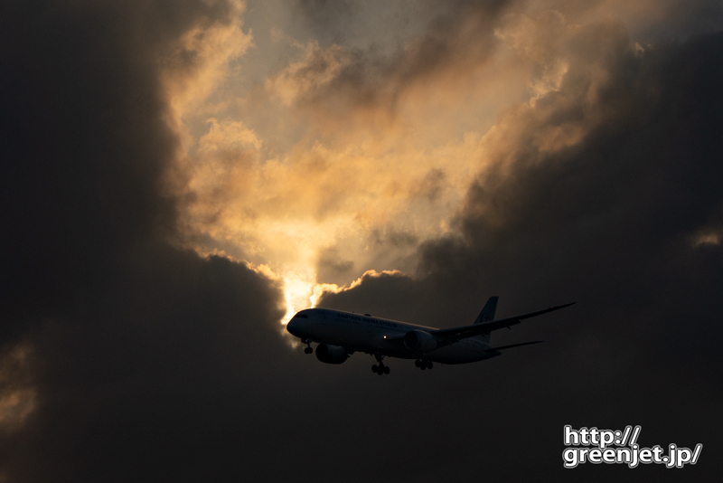 成田で飛行機～幻想的！雲間から漏れる光線