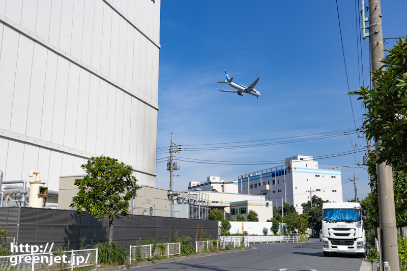 羽田で飛行機～倉庫街の上を飛行機が行く