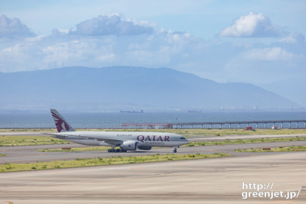 海をバックにカタールのB777が美しい