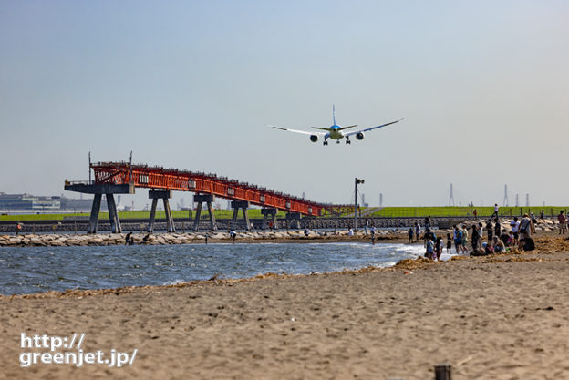 羽田で飛行機～海と砂浜と赤い誘導灯