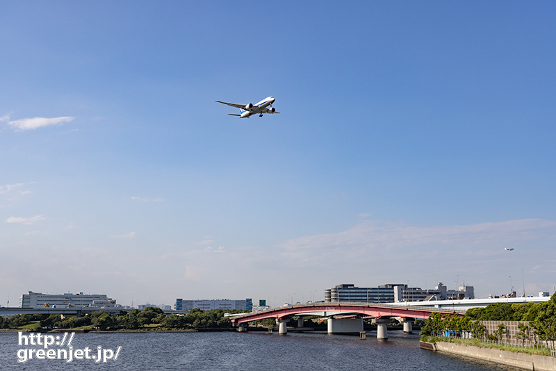 羽田で飛行機～運河に架かる橋から狙う！