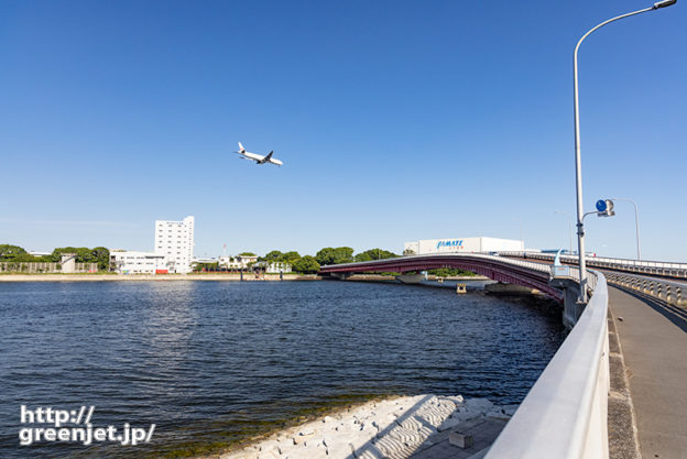 羽田で飛行機～橋のカーブに飛行機を絡める