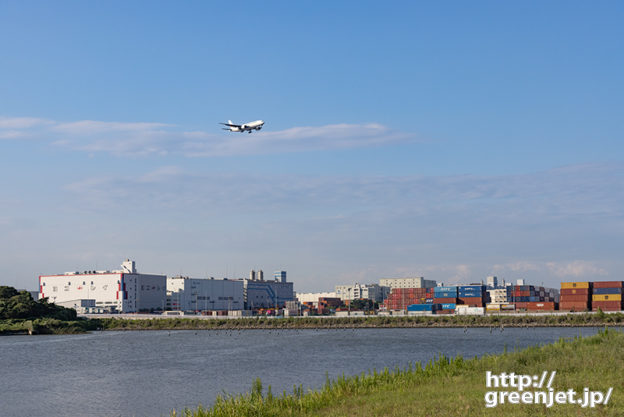 羽田で飛行機～倉庫前に運河が映る風景