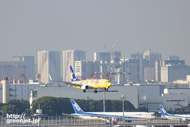 羽田で飛行機～高層ビルとピカチュウジェット