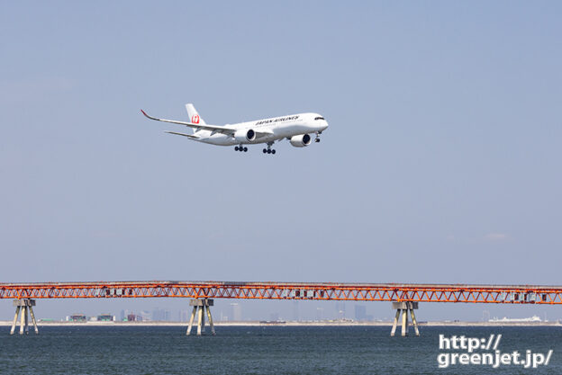 羽田で飛行機～赤い誘導灯に似合うA350