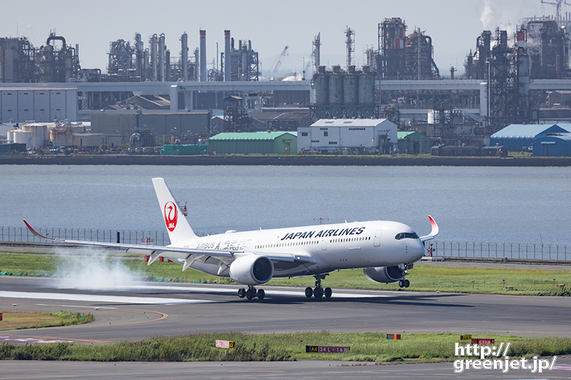 羽田で飛行機～川崎の煙突とJALの350