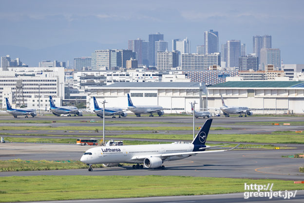 羽田で飛行機～高層ビルと世界一格好いいA350