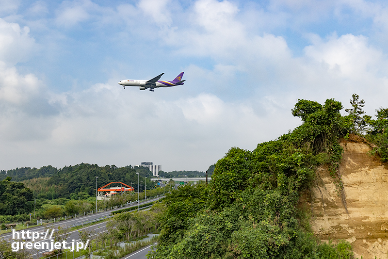 成田で飛行機～むき出しの山絡みも美しい