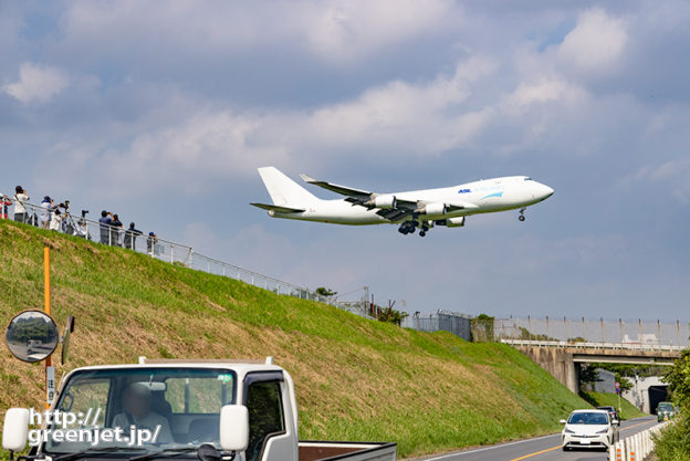 成田で飛行機～土手の上から白いジャンボ