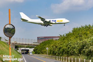 成田で飛行機～アトラス白ジャンボ直線跨ぐ