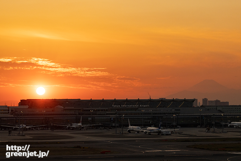 羽田で飛行機～夕焼けと浮かび上がった富士