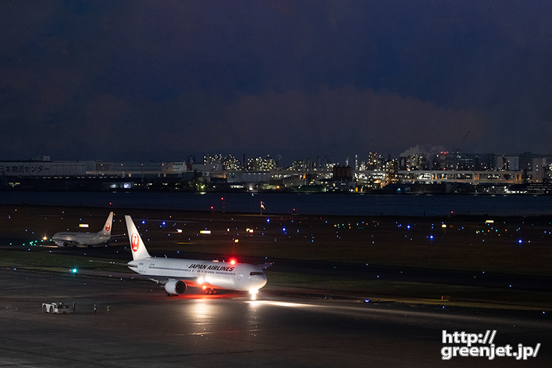 羽田で飛行機～美しい工場夜景と