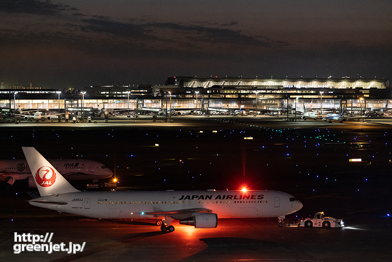 羽田で飛行機～B767とターミナルの輝き