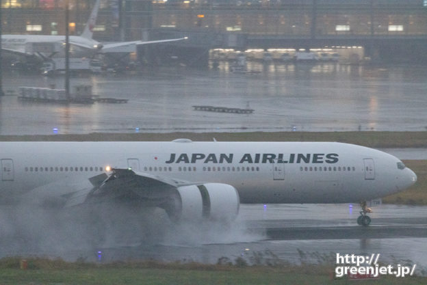 羽田で飛行機～白煙を上げるB777