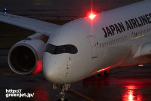 羽田で飛行機～雨の夜、JALのA350に迫る