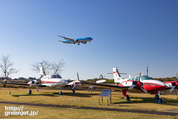 成田で飛行機～あの青いB787とセスナ